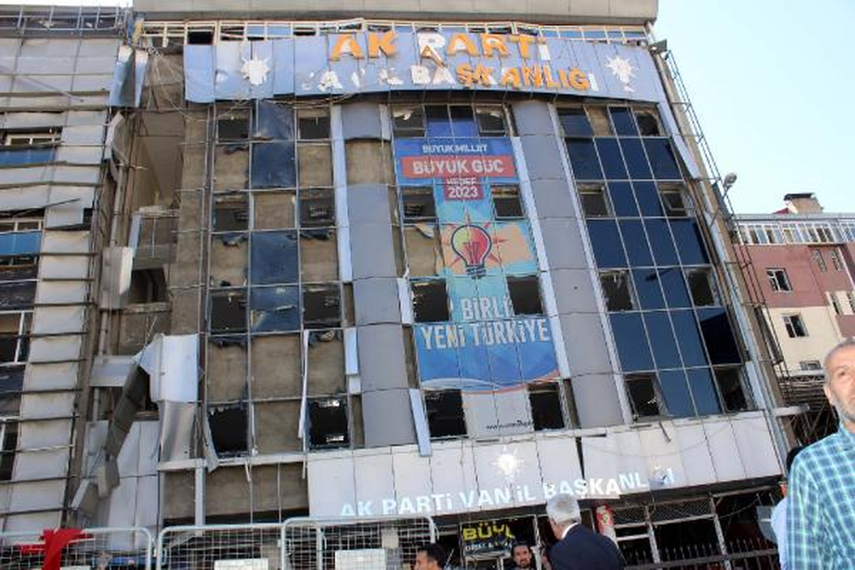Pkk, Van\'da Bomba Araçla Saldırdı: 50 Yaralı (4)
