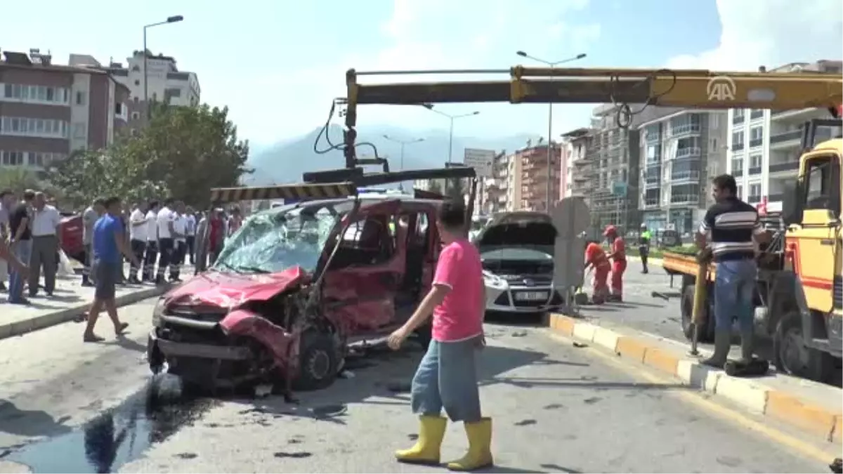 Trafik Kazası: 8 Yaralı