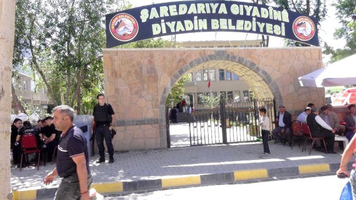 Ağrı Valisi Kürtçe Tabelaya Sahip Çıktı