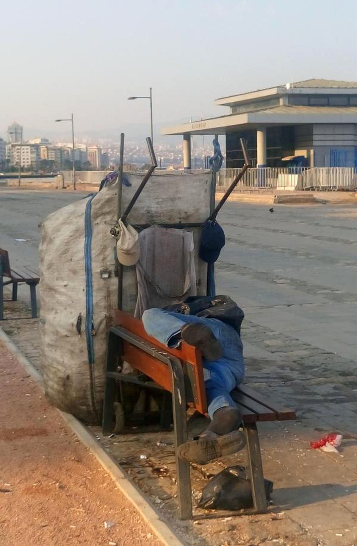 Bayram Sabahı Yürek Burkan Manzara! Bankta Uyuyakaldı