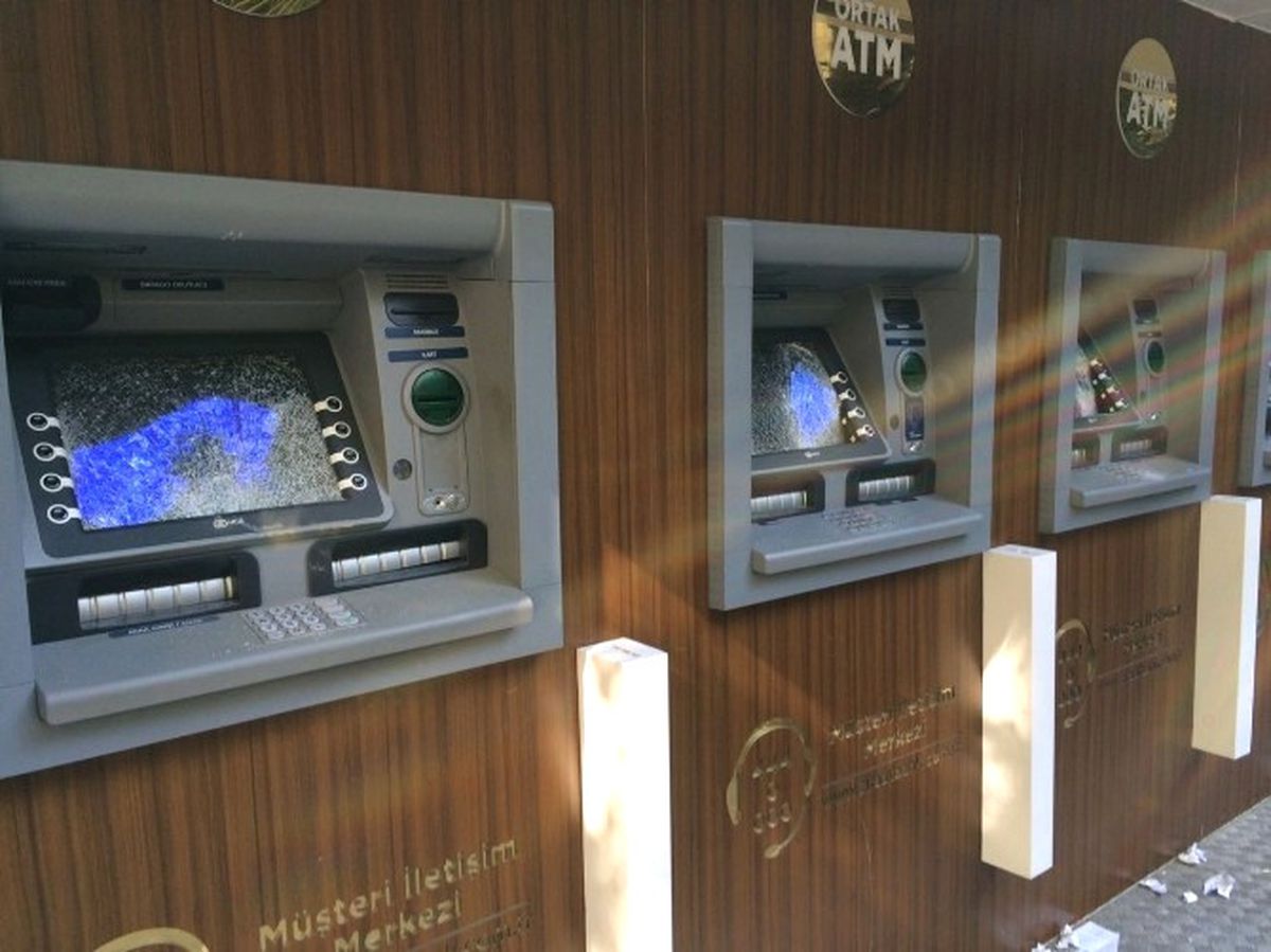 Dolandırılınca Hırsını ATM\'den Aldı