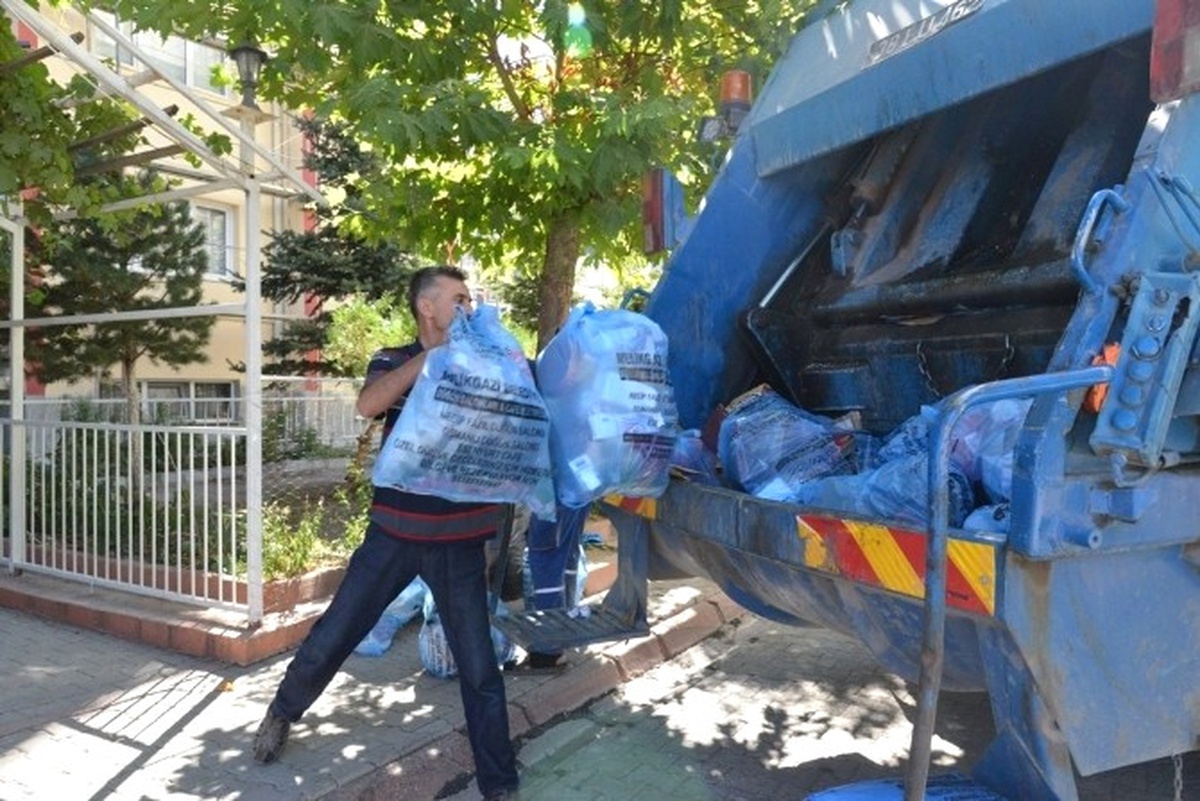Geri Dönüşümde Etkin Çalışan Bina Görevlilerine Kol Saati