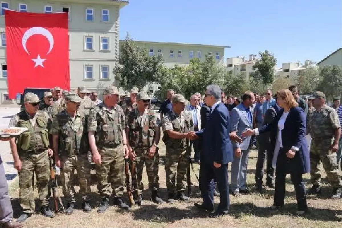 Hakkari Valisi Toprak, Yüksekova\'da Vatandaş, Mehmetçik ve Korucularla Bayramlaştı