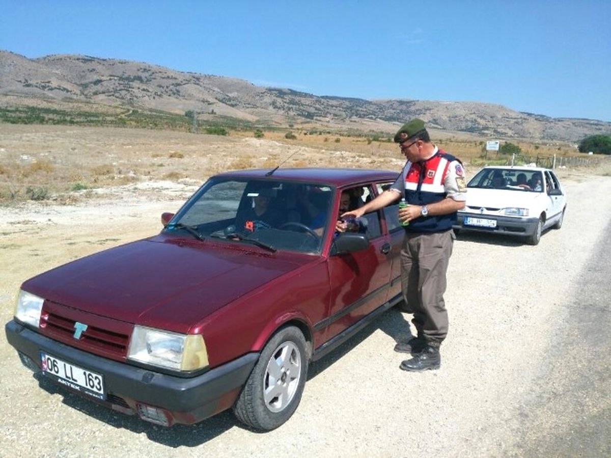 Jandarma Ekipleri Sürücülerin Bayramını Kutladı