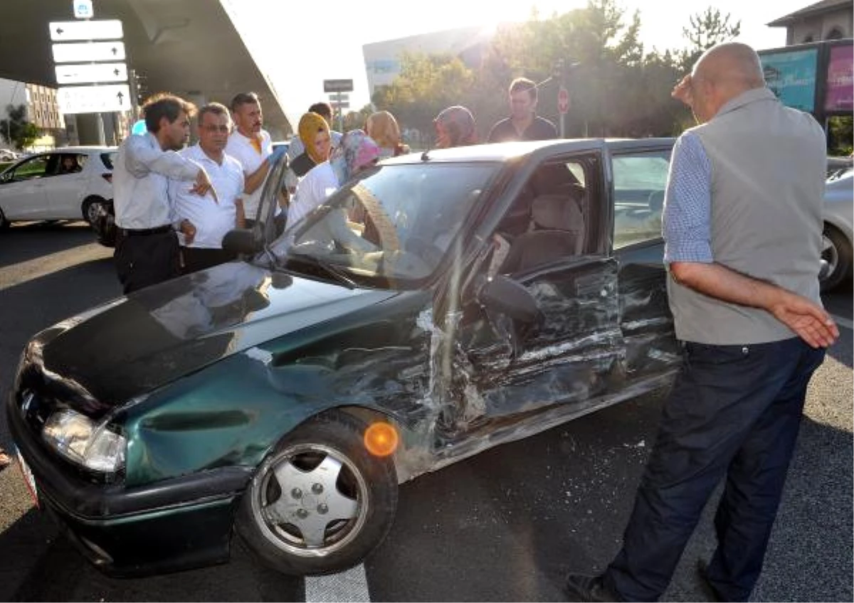 Kayseri\'de Kavşaktaki Kaza Ucuz Atlatıldı: 1 Yaralı