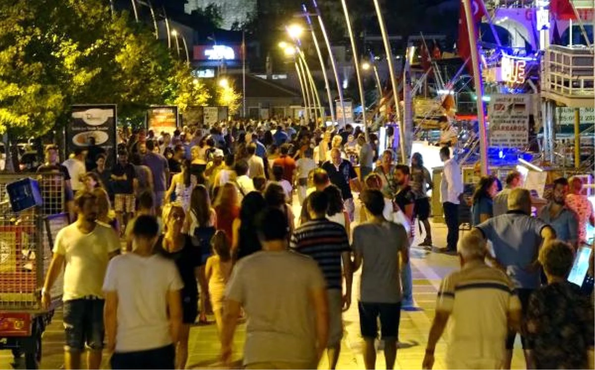 Marmaris\'te Tatilciler Gündüz Plajları, Gece Sokakları Doldurdu