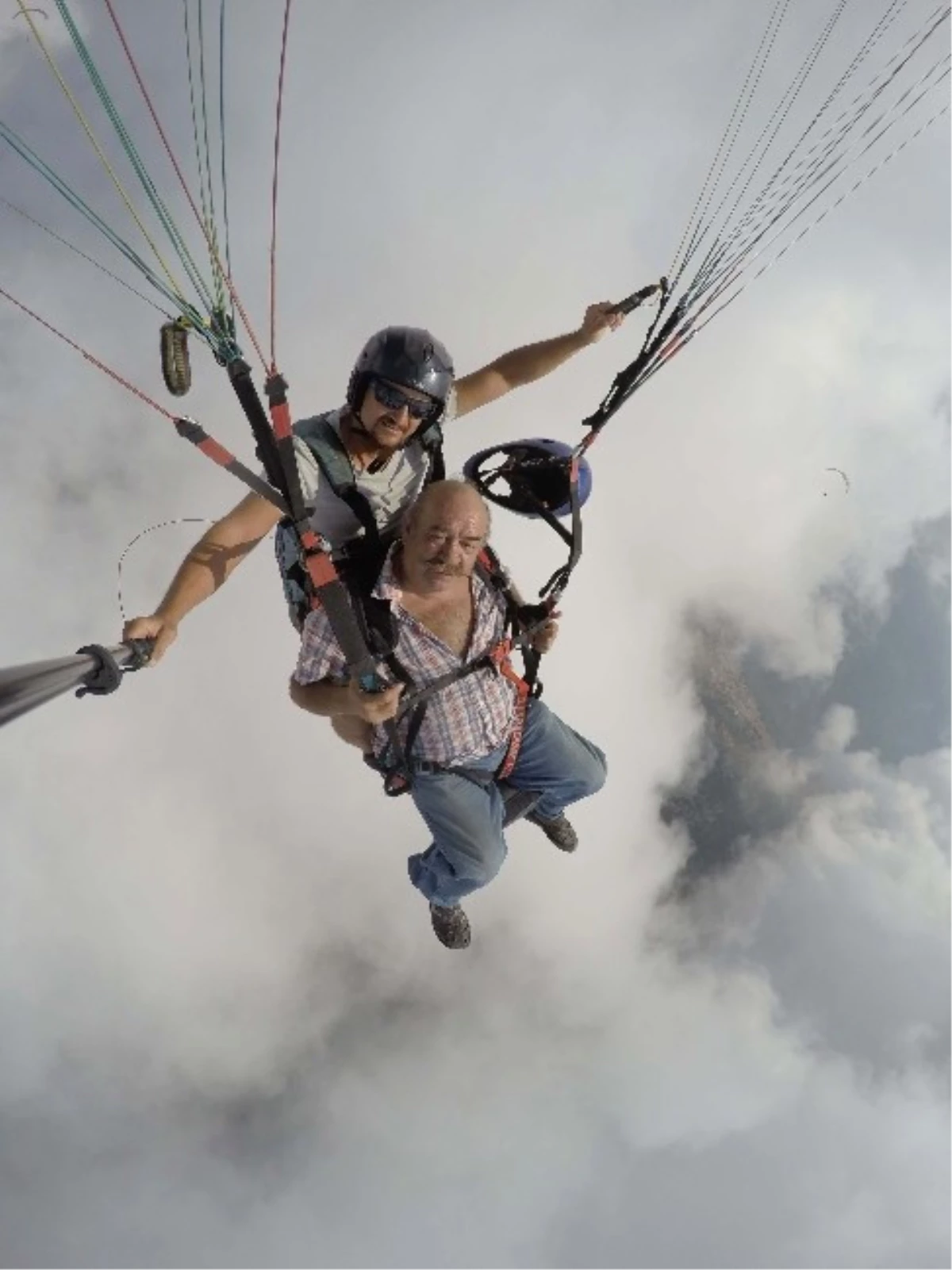 Oyuncu Yakup Yavru, Fethiye\'de Yamaç Paraşütüyle Uçtu