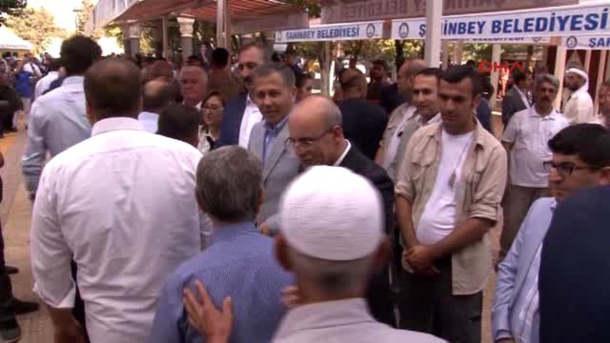 Şimşek ve Protokol Üyeleri Halkla Bayramlaştı