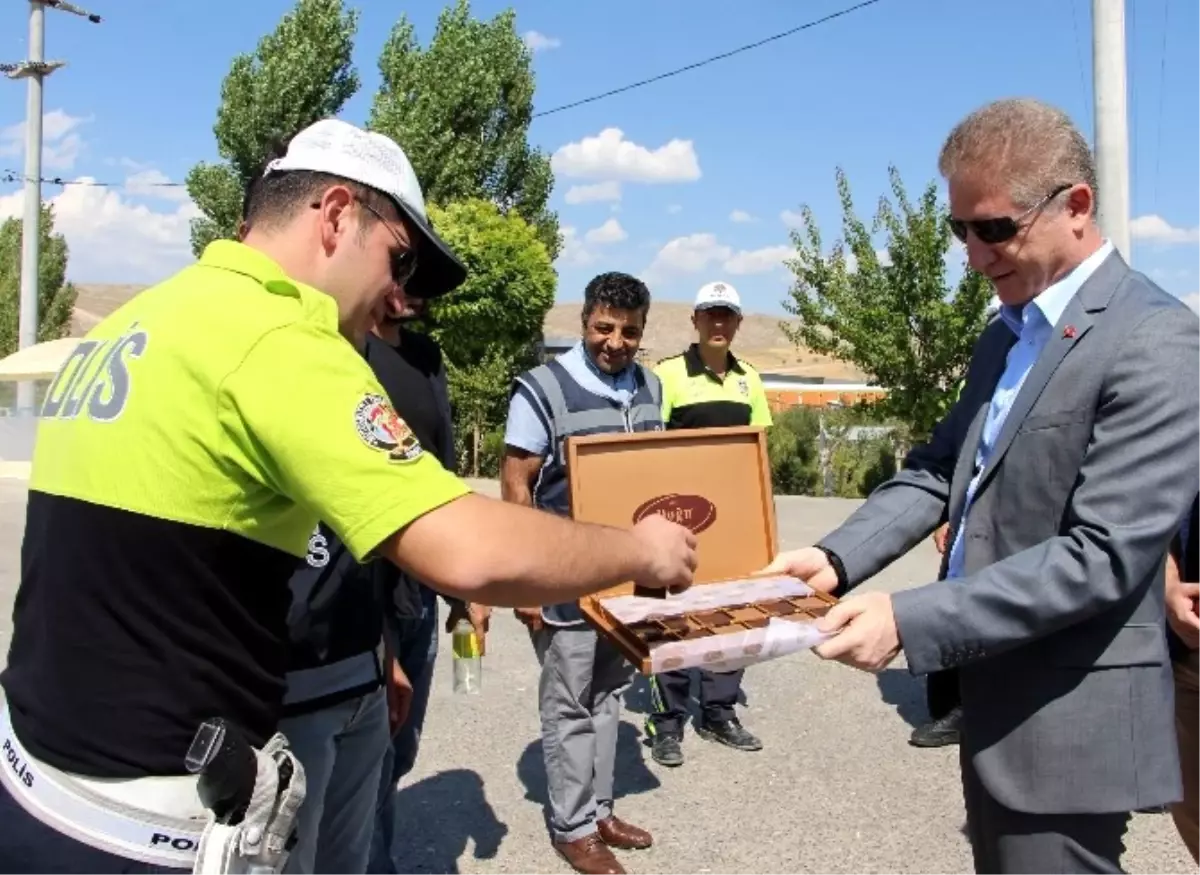 Sivas Valisi Gül, Sürücülere Çikolata İkram Etti