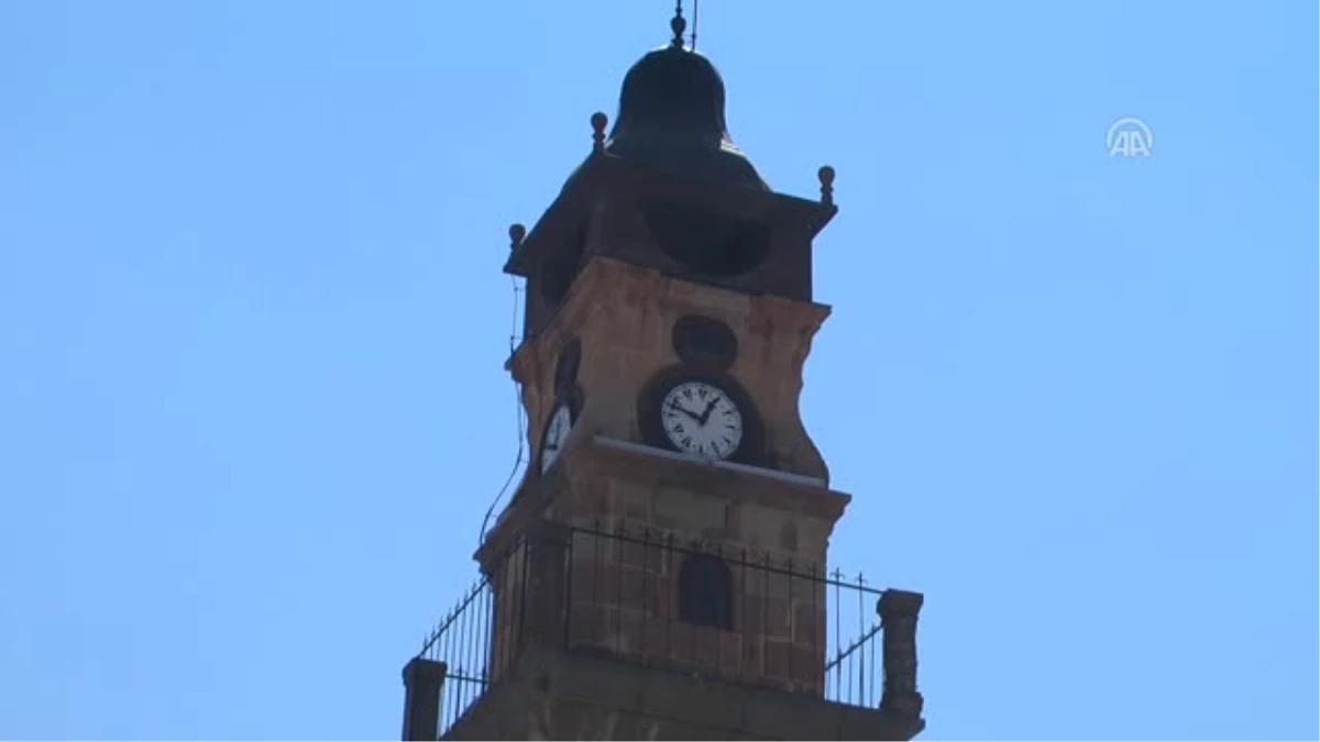 Tarihi Kulenin Altında Saat Tamir Ediyor