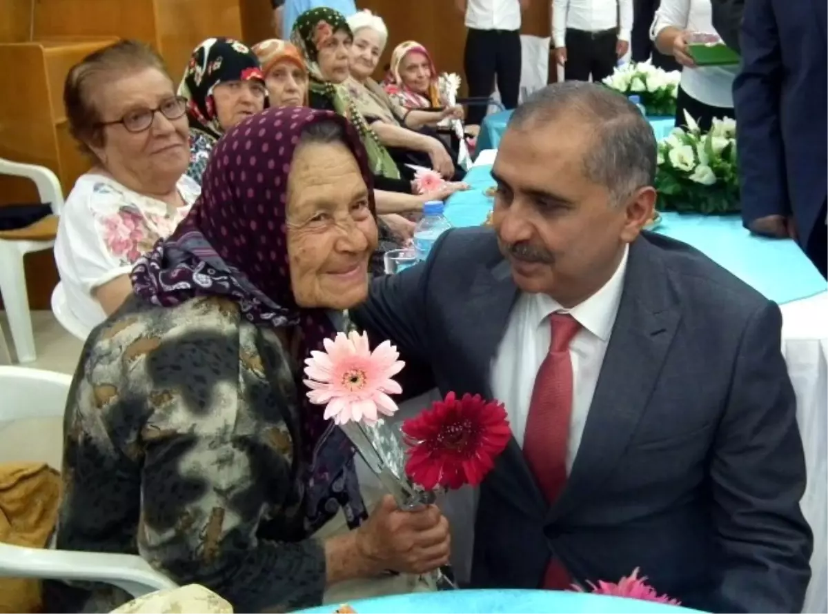 Vali Koçak, Bayramda Yaşlıları Sevindirdi