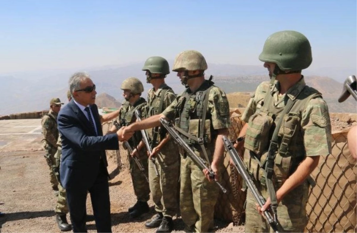 Vali Toprak Sınırdaki Askerlerle Bayramlaştı