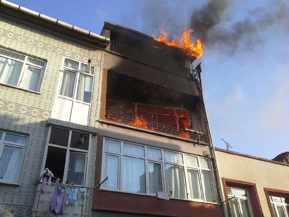 Yedikule\'de Apartmanda Yangın Paniği
