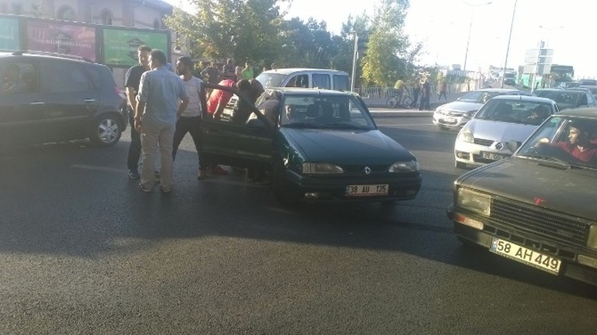2 Otomobil Çarpıştı: 1 Yaralı