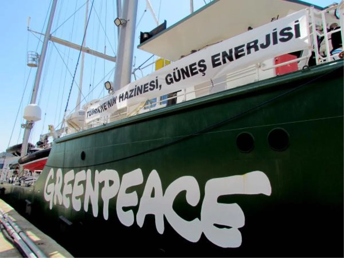 Greenpeace\'in Çevreci Gemisi Rainbow Warrior-3 Çeşme\'de