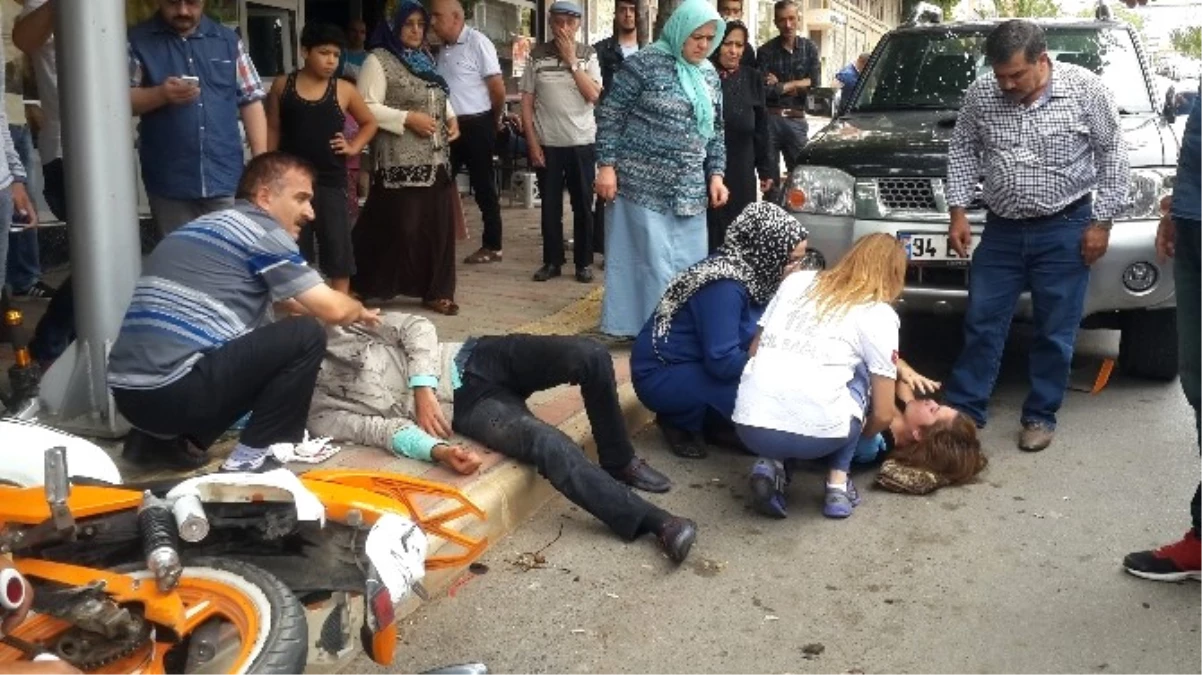 Samsun\'da Motosiklet ile Otomobil Çarpıştı: 2 Yaralı