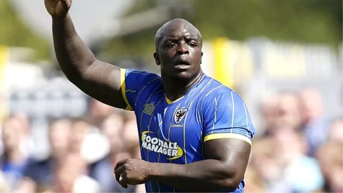 Akinfenwa, Genç Rugby Oyuncusunu "İşte Yeni Akinfenwa" Notuyla Paylaştı