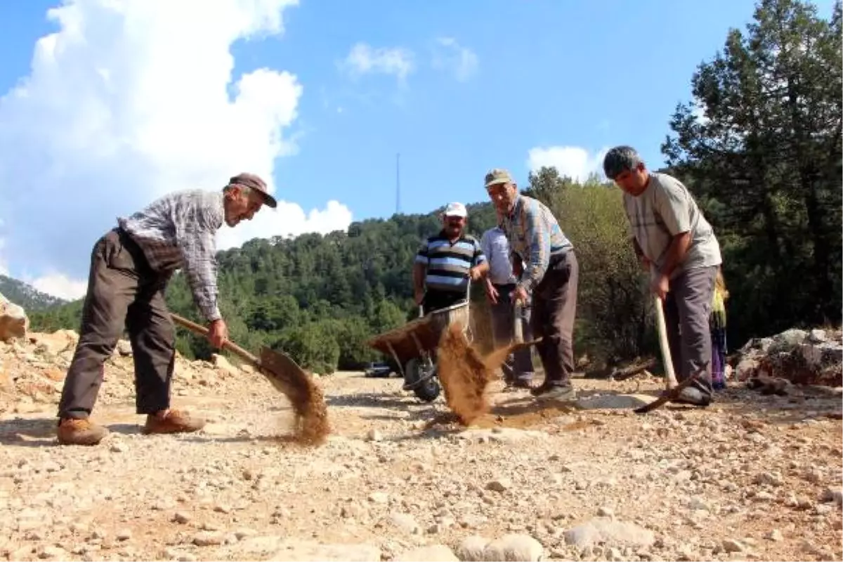 Akrabaları Ziyarete Gelemeyince Kazma, Kürekle Yol Onarımına Başladılar