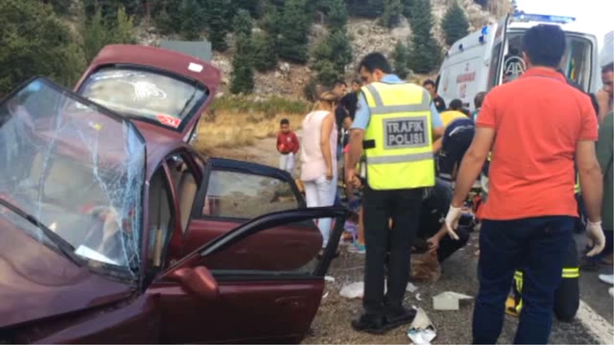 Akseki\'deki Trafik Kazaları: 8 Yaralı