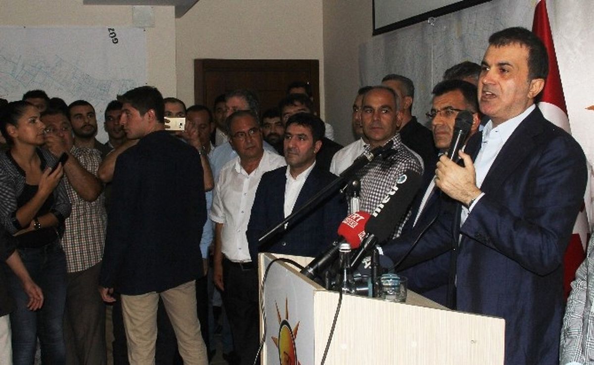 Bakan Çelik: "Bayrağımızın Yanına Hiç Kimsenin Paçavra Asmasına İzin Vermeyeceğiz"