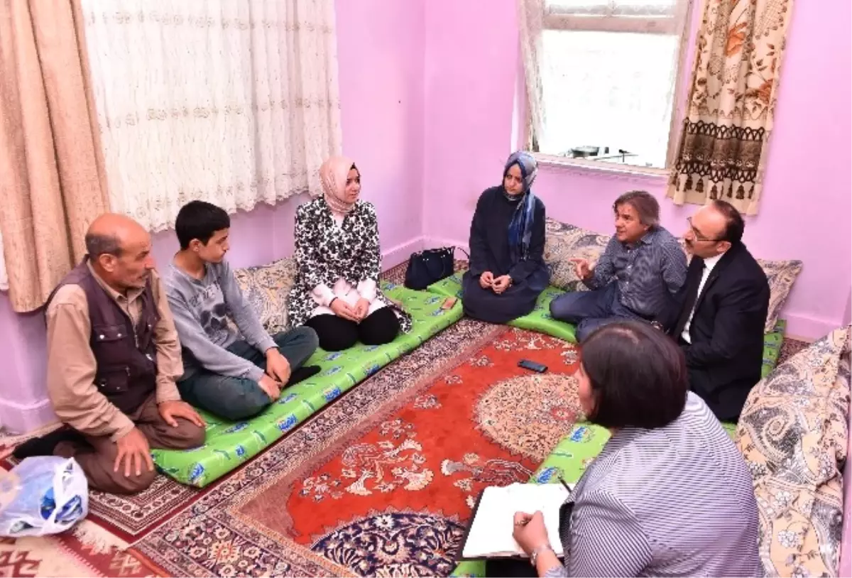 Bakan Kaya, Beyoğlu\'nda Şehit Ailesini Ziyaret Etti