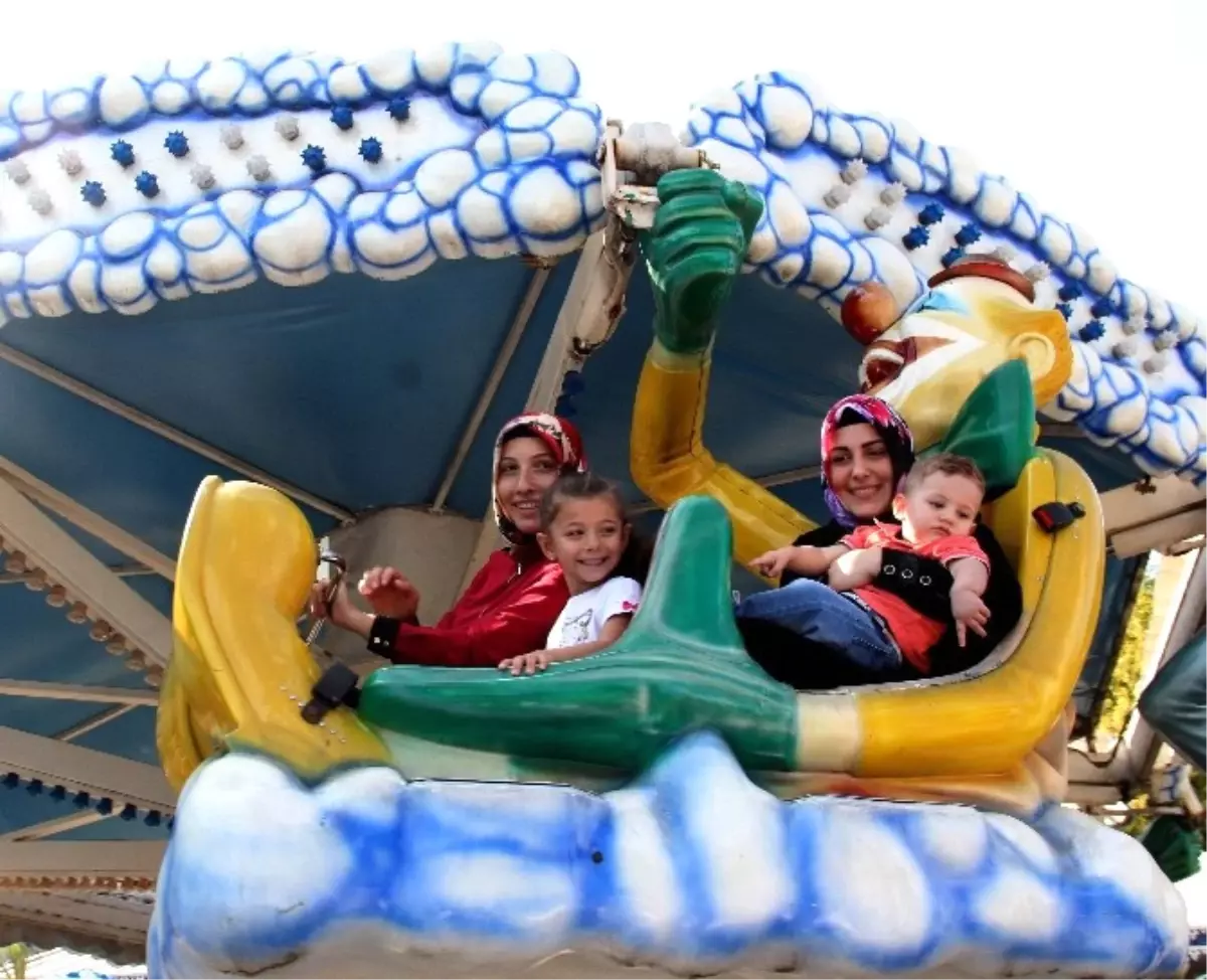 Çocuklar Kurban Bayramında Topladıkları Harçlıkları Lunaparkta Harcadı