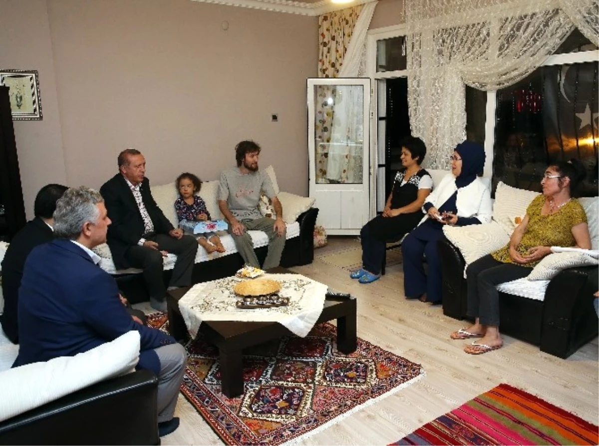 Cumhurbaşkanı Erdoğan\'dan 15 Temmuz Şehitlerinin Ailelerine Ziyaret