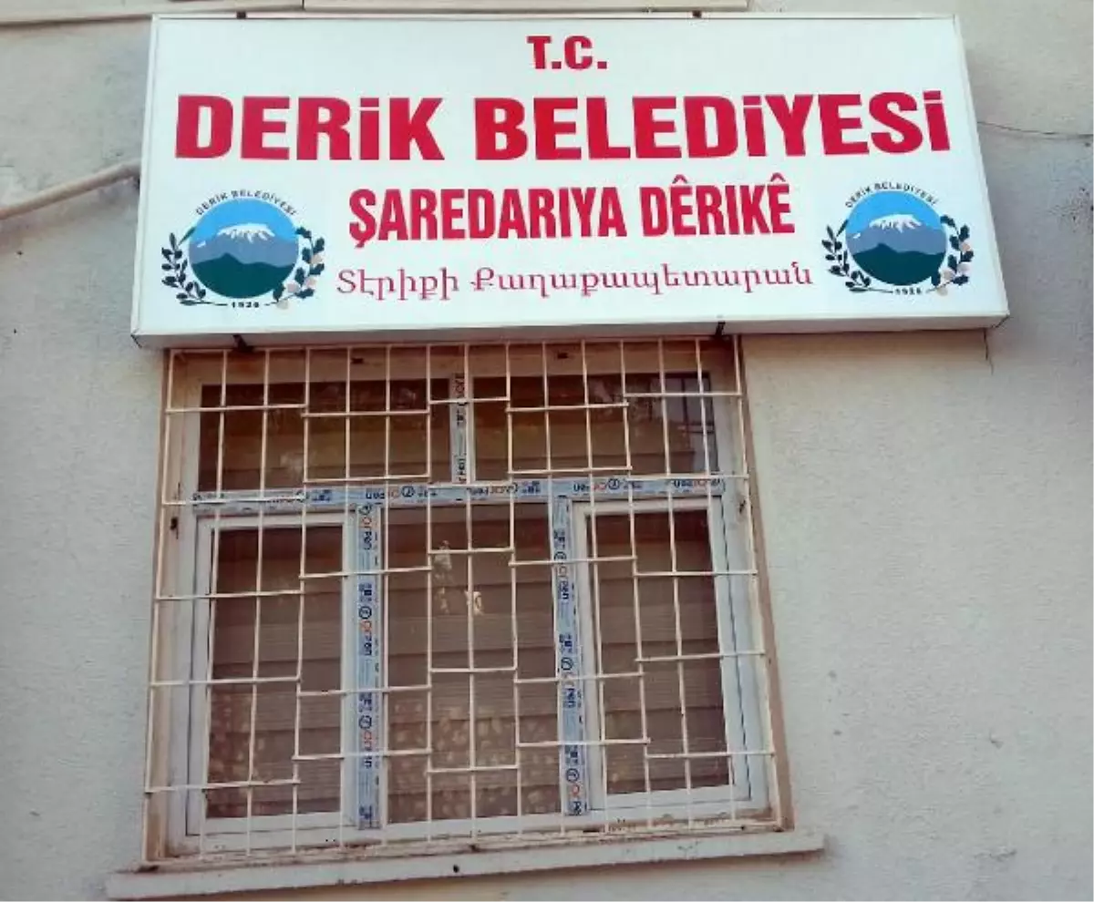 Derik Belediyesi\'nin Tabelası Yeniden 3 Dilli Olarak Asıldı