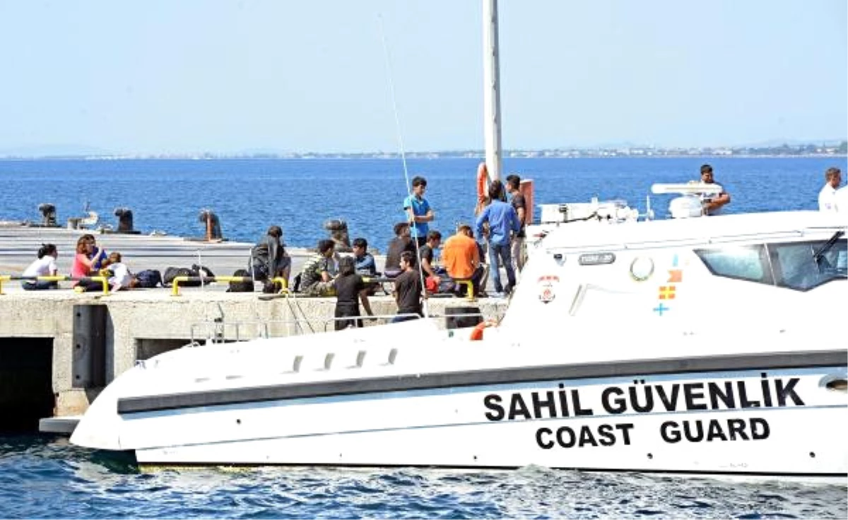Dikili\'de Denizde 37 Kaçak Yakalandı