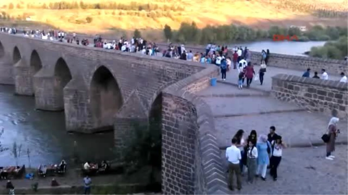Diyarbakır PKK Bombasıyla 6 Sivilin Öldüğü On Gözlü Köprü\'de Bayram Manzaraları