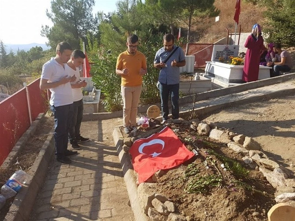 Gençler, Şehit Ailelerini Bayramda Yalnız Bırakmadı