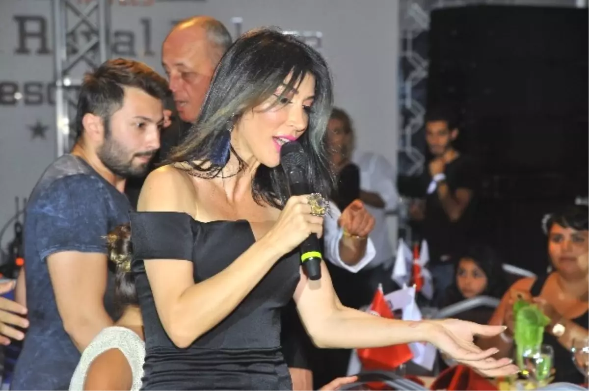 İzmir\'de Hande Yener Rüzgarı