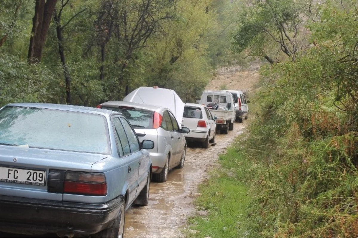 Karaman\'da Heyelandan Kapanan Köy Yolu Ulaşıma Açıldı
