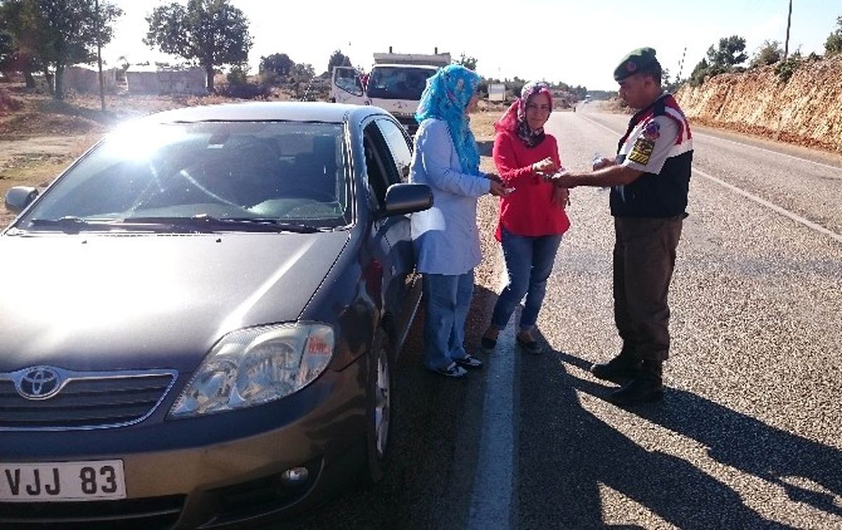 Mersin\'de Jandarmadan Çikolatalı Trafik Uygulaması