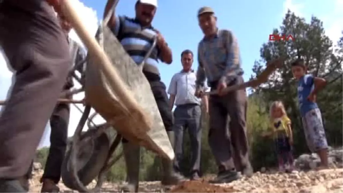 Muğla Akrabaları Ziyarete Gelemeyince Kazma, Kürekle Yol Onarımına Başladılar