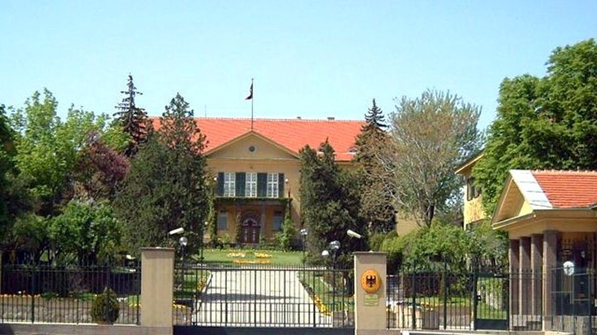 Alman ve İngiliz Büyükelçilikleri'ne Saldırı Alarmı