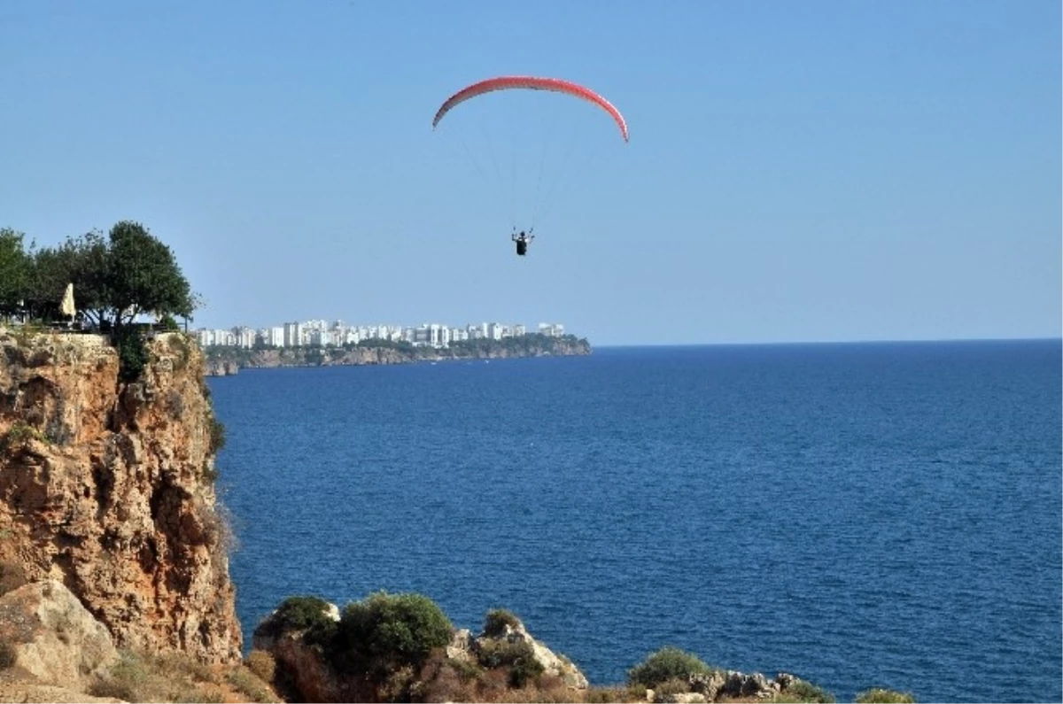 Antalya\'da Paraşütçüler Yasak Dinlemiyor