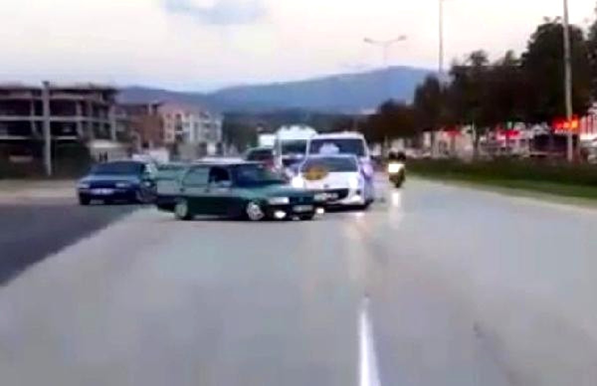 Bahşiş İçin Düğün Konvoyunun Önünü Kesen Sürücü Kazaya Neden Oldu