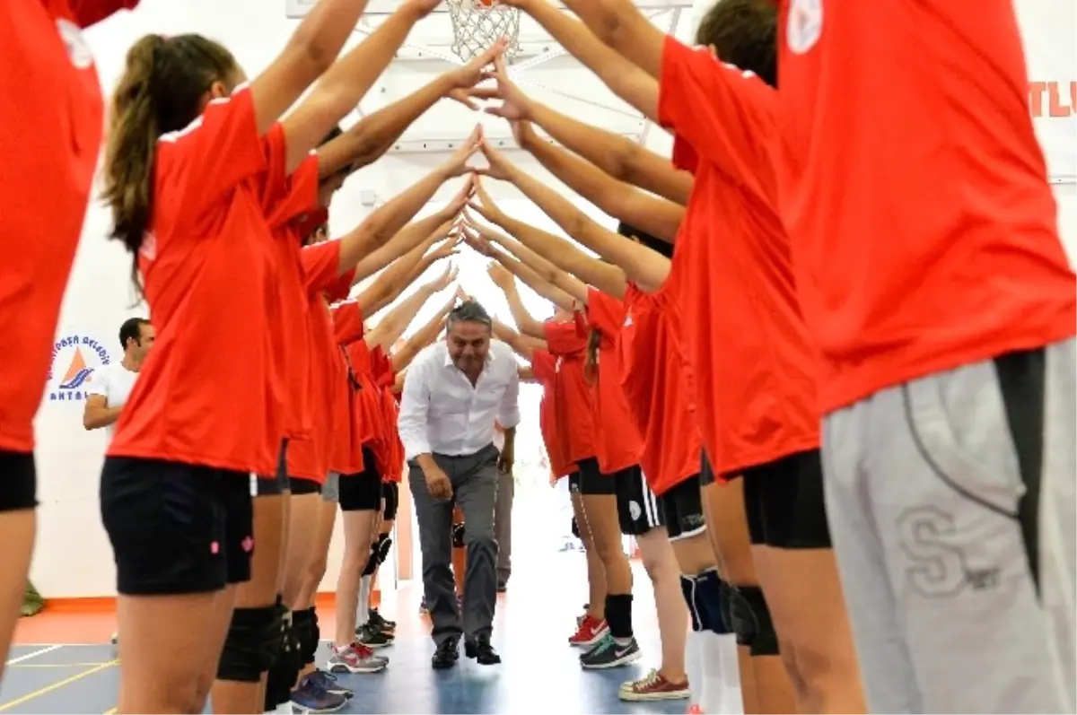 Başkan Uysal, Yaz Spor Okulu Voleybol Kapanış Törenine Katıldı