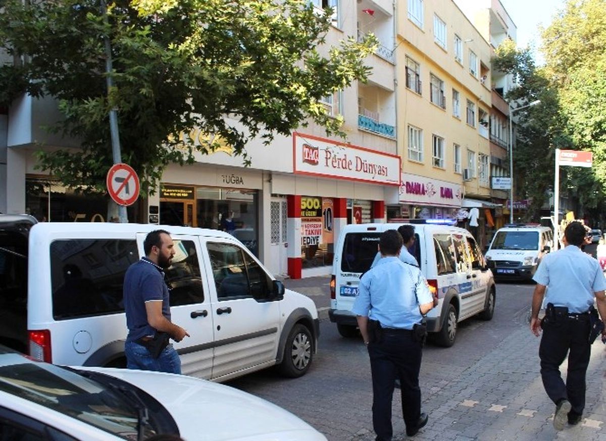 Eğitim Bir-Sen Önünde Piknik Tüpü Paniği