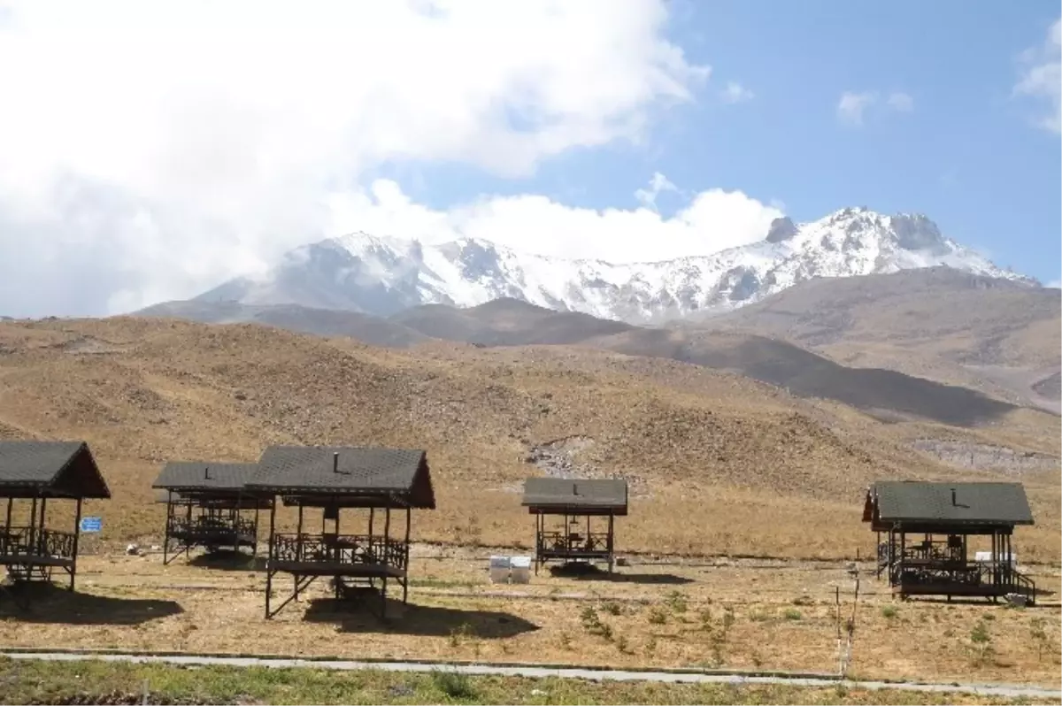 Erciyes Dağı Gelinliğini Giydi