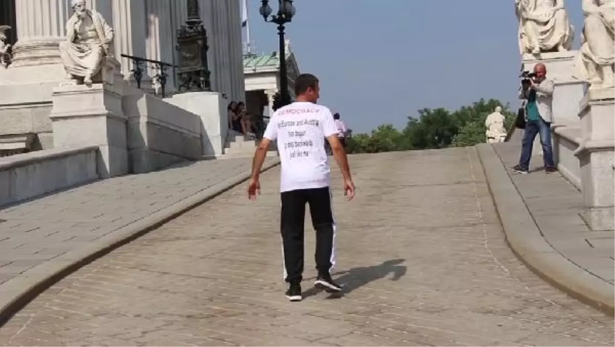 Geri Geri Yürüyerek Avrupa Demokrasisini Protesto Etti