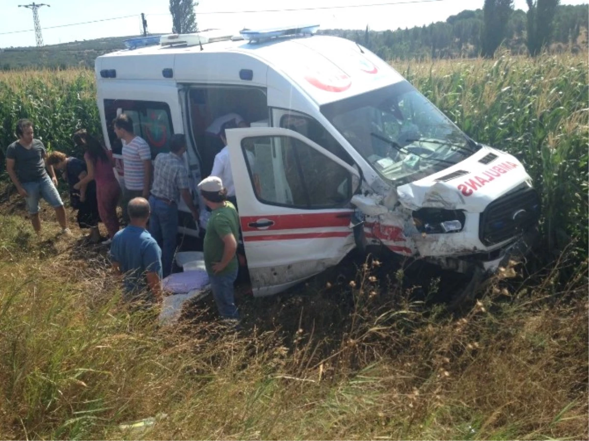 Hasta Taşıyan Ambulans Kaza Yaptı: 5 Yaralı
