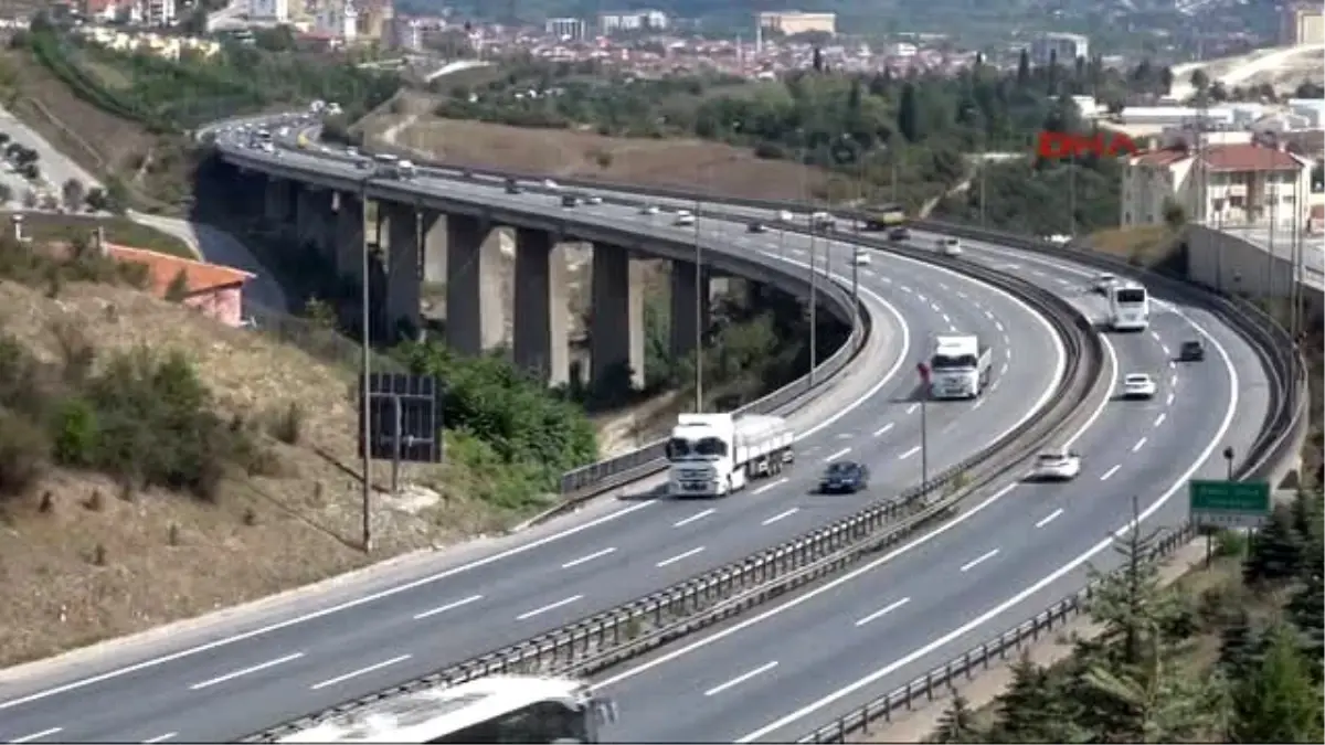 Kocaeli Tem Otoyolu\'nda Trafik Bugün de Adım Adım İlerledi -