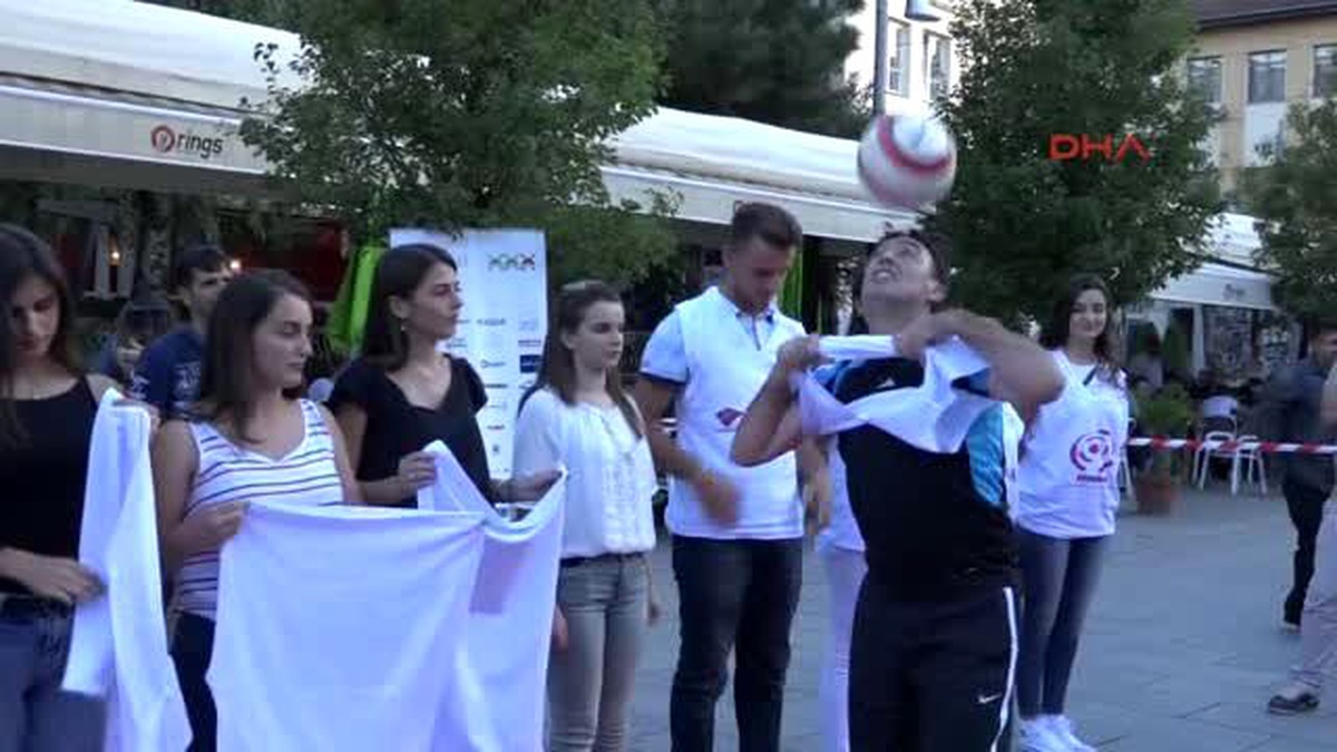 Kosovalı Top Cambazı Dünya Rekoru Kırdı