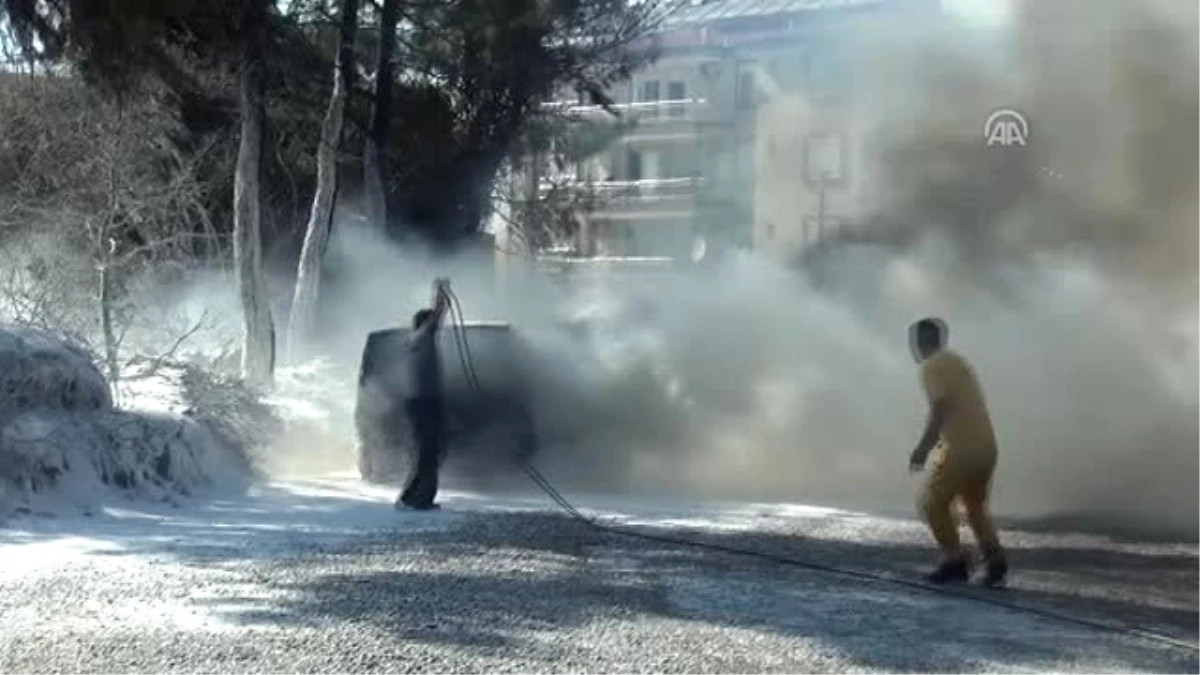 Manavgat\'ta Ormanlık Alanda Çıkan Yangında 2 Araç Yandı