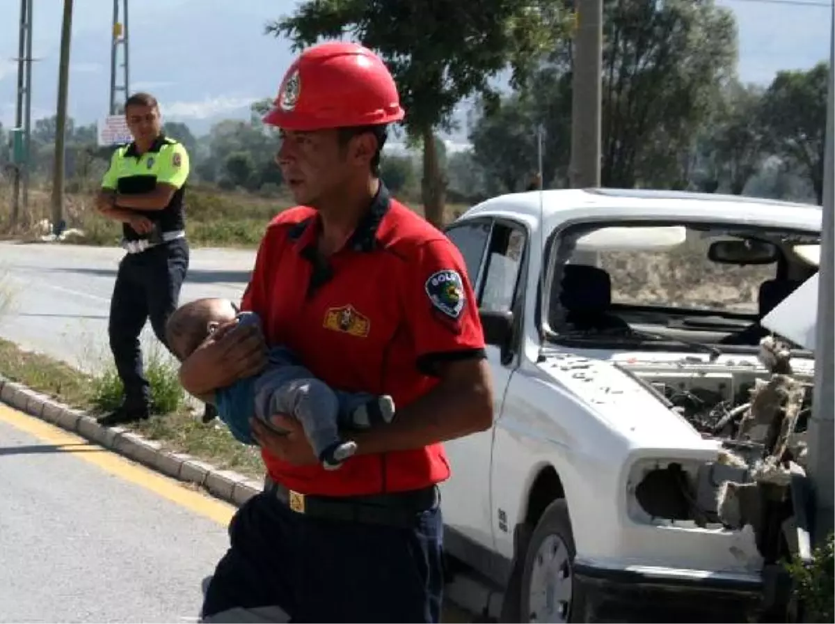 Otomobil Aydınlatma Direğine Çarptı: 4 Yaralı