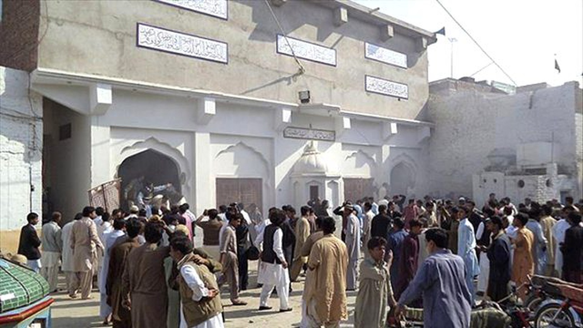 Pakistan\'da Camiye Bombalı Saldırı: 16 Ölü