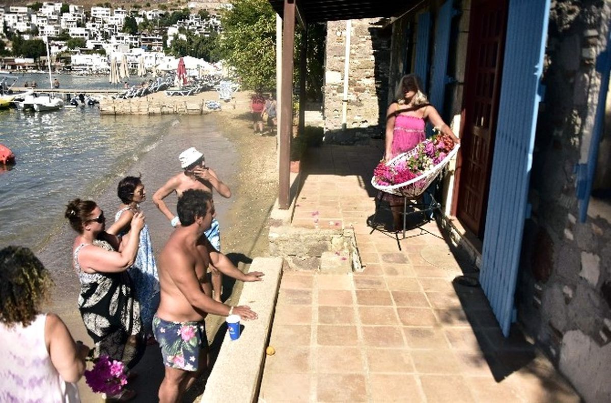 Sevenleri Tarık Akan\'ın Balkonuna Begonviller Bıraktı