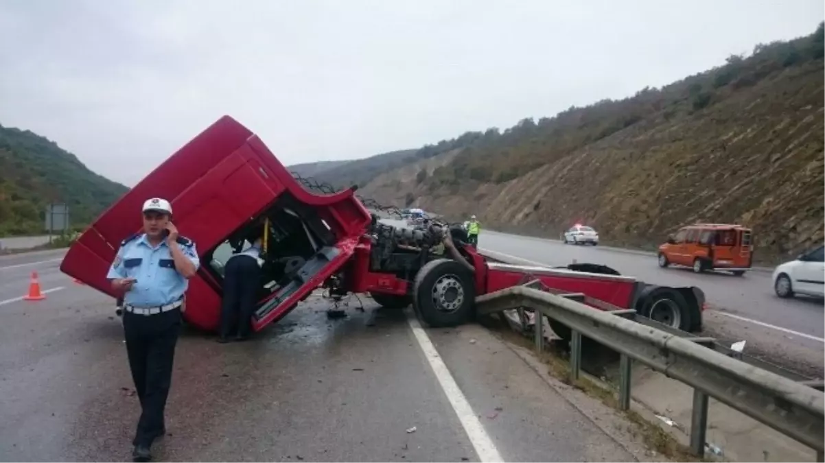 Tır Bariyere Çarpıp Devrildi: 1 Yaralı